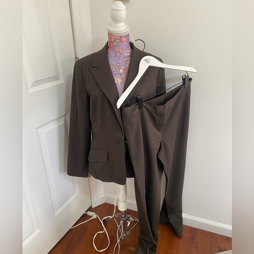 Signature by Larry Levine brown heribone pants suit 12